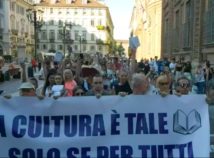 Torino, manifestazione per il diritto alla cultura contro il green pass