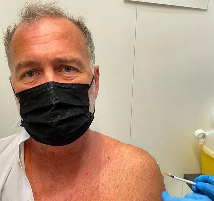Il candidato sindaco del centro destra oggi all'hub Lavazza: “Vaccinarsi per fare ripartire l'economia”