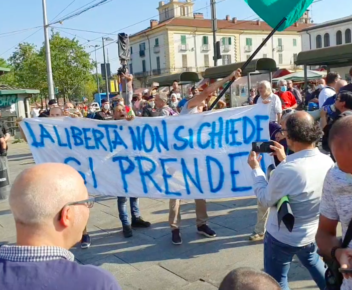 Contestazione del movimento no green pass a Porta Palazzo