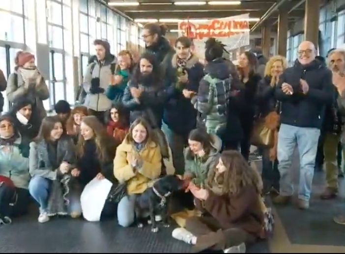 Protesta degli studenti torinesi No Green Pass, si è spostata a Palazzo Nuovo[video]