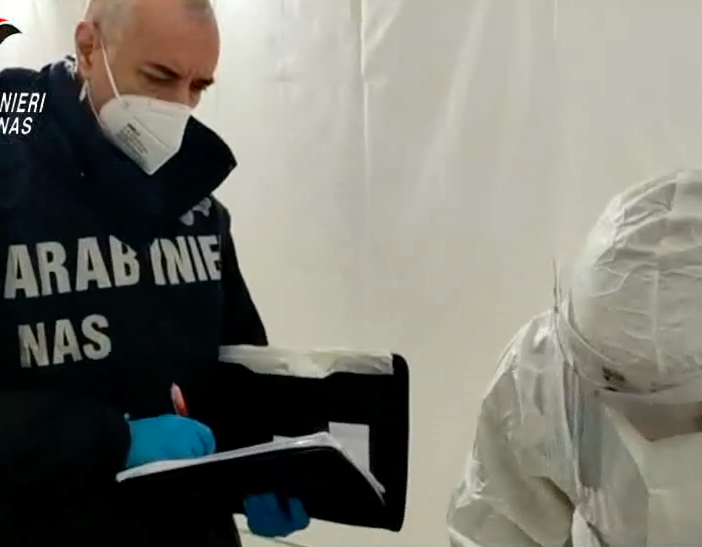 Positivi dopo il tampone ma non era vero: i Nas chiudono 21 punti prelievo per tamponi rapidi