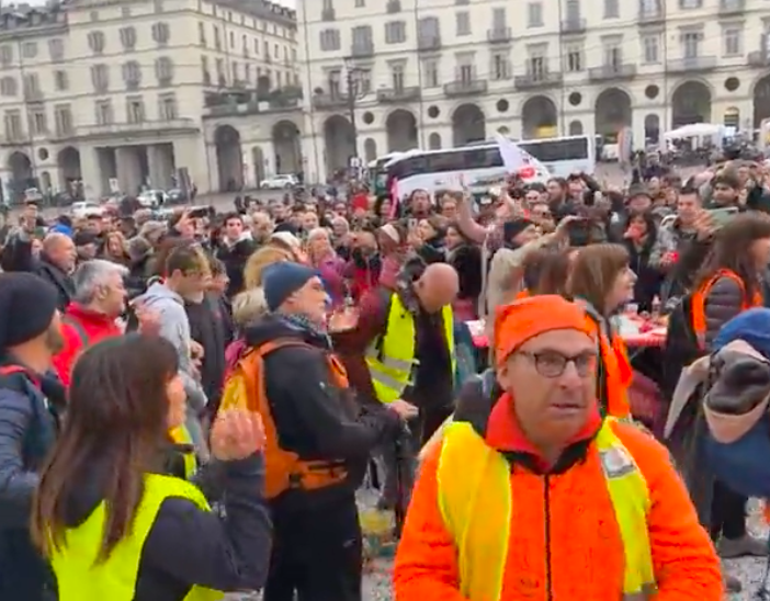 La marcia delle libertà arriva in piazza Vittorio a Torino durante l'aperitivo sociale no green pass