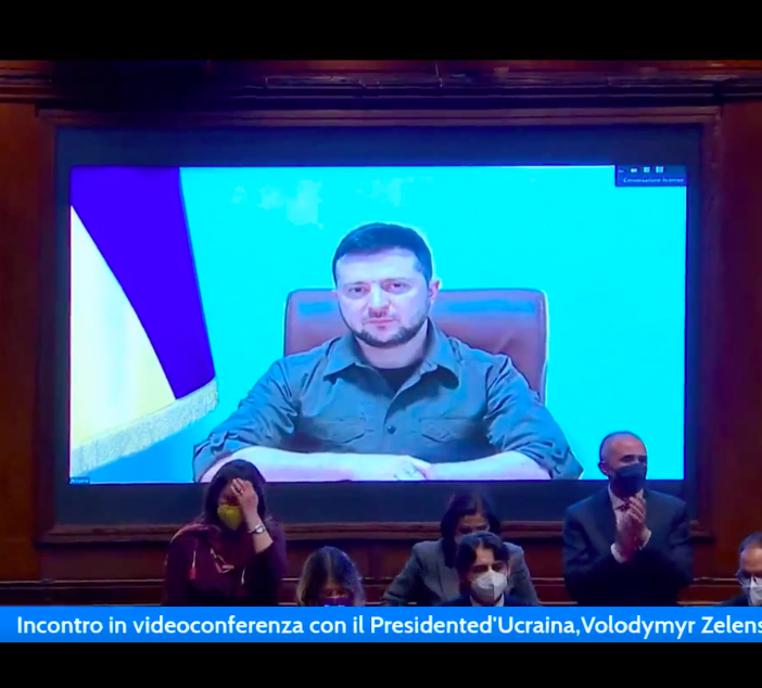 Il presidente ucraino Zelensky in videoconferenza al Parlamento italiano “emozionale”: bambini, famiglia, pace. Draghi: siamo pronti a fare di più