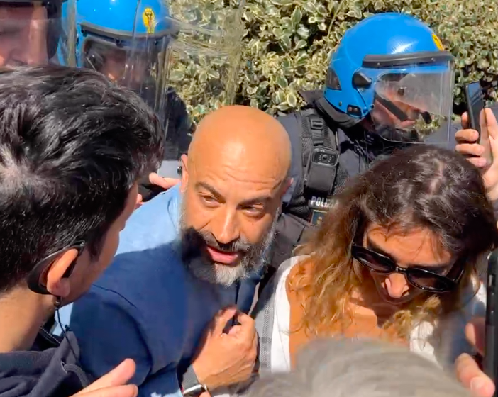 Paragone e Costanzo contestano Draghi a Torino, fermati dalle forze dell'ordine