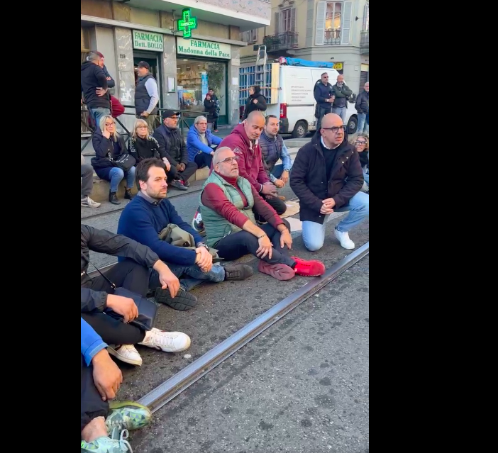Torino, gli ambulanti manifestano in piazza Foroni per la sicurezza: &quot;Serve l'esercito&quot; [video]