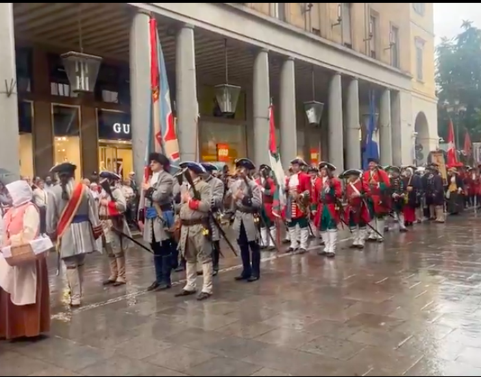 La sfilata dei gruppi storici per la festa di San Giovanni, patrono di Torino [video]