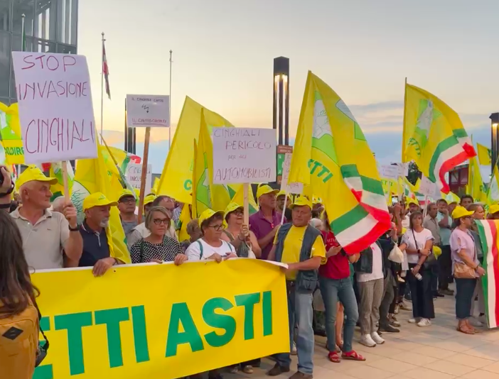 &quot;Basta cinghiali&quot;: manifestazione di Coldiretti sotto al grattacielo della Regione Piemonte [video]