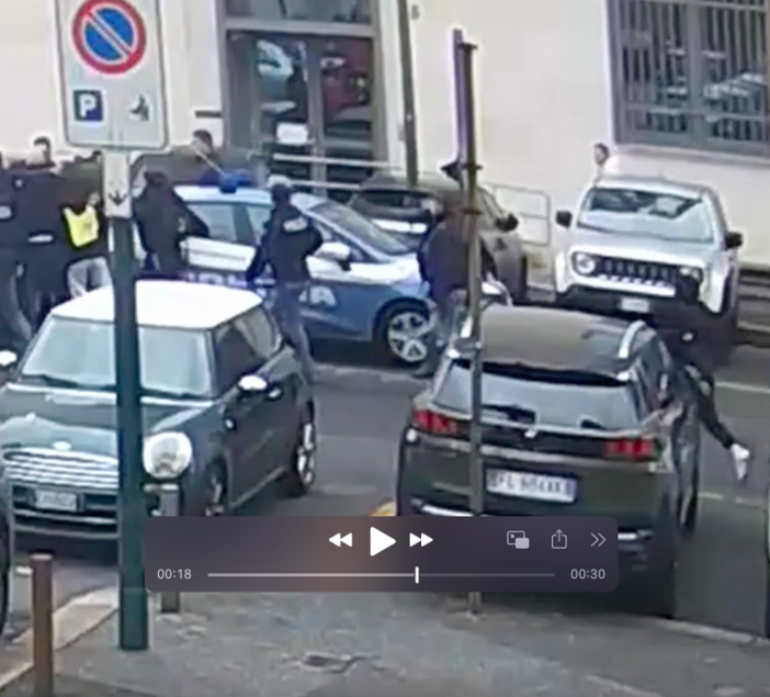 Assalto alla volante della Polizia a Torino: 12 misure cautelari