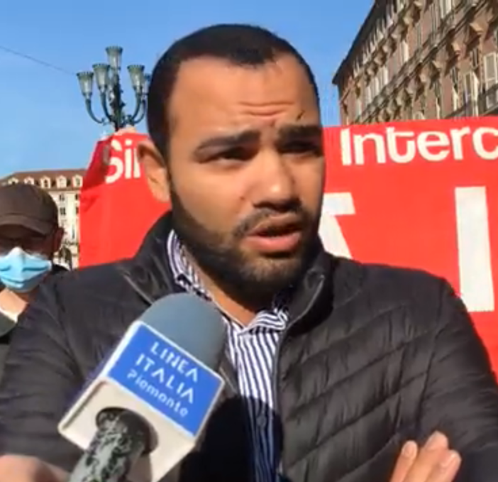 Lavoratori del Caat, mercato alimentare all'ingrosso, protestano davanti alla Prefettura di Torino. Il rappresentante dei Cobas Mahamoud Aboutabikh