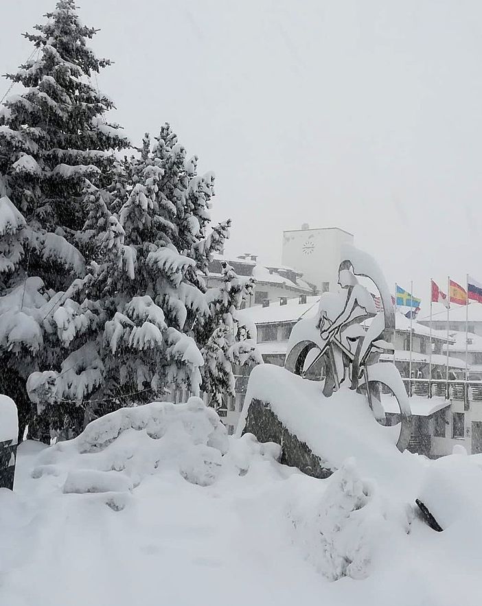 Sestriere si sveglia sotto una fitta nevicata
