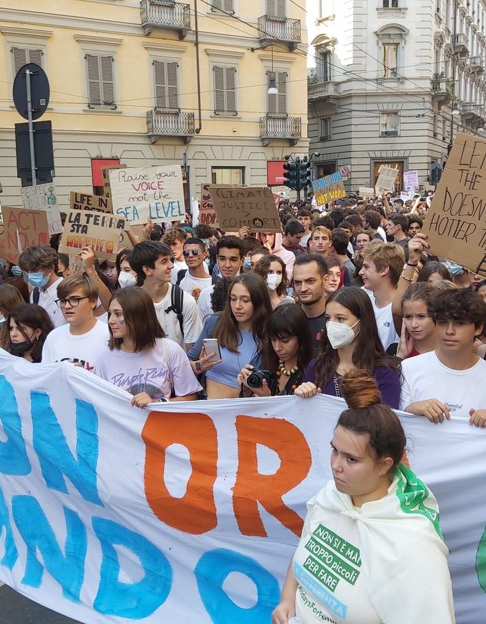 Friday for Future a Torino, migliaia in corteo: “Se ci bloccano il futuro noi blocchiamo la città”