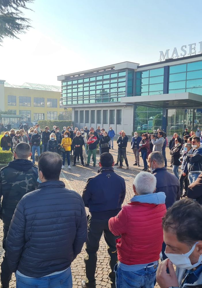 Presidio dei lavoratori Maserati ai cancelli dello stabilimento di Grugliasco che verrà chiuso