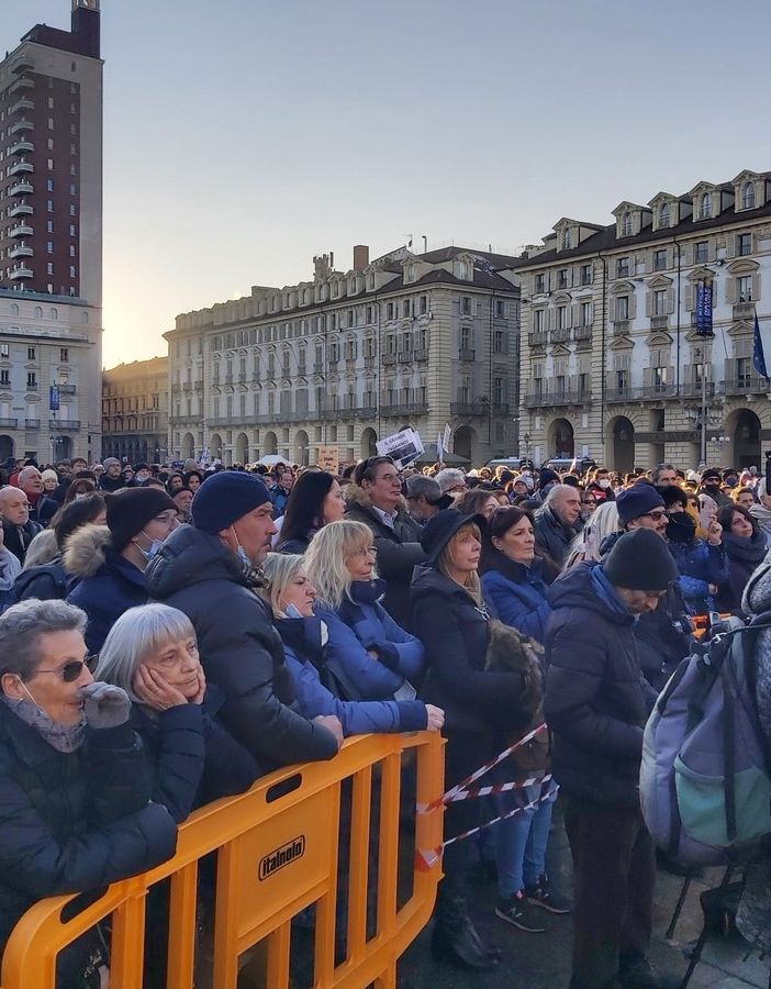 Nuovo sabato di protesta a Torino per il movimento no green pass, in piazza Castello alcune migliaia