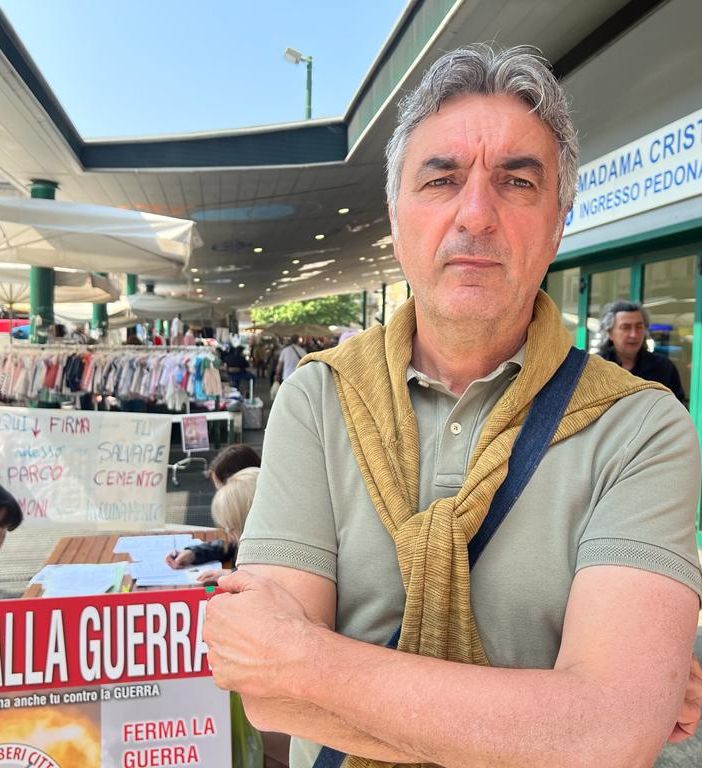 Raccolta firme contro l'invio di armi [video]