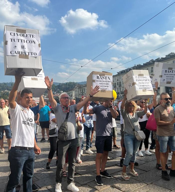Protestano a Torino gli ambulanti del Goia: &quot;Ci volete tutti col carretto&quot; [video]