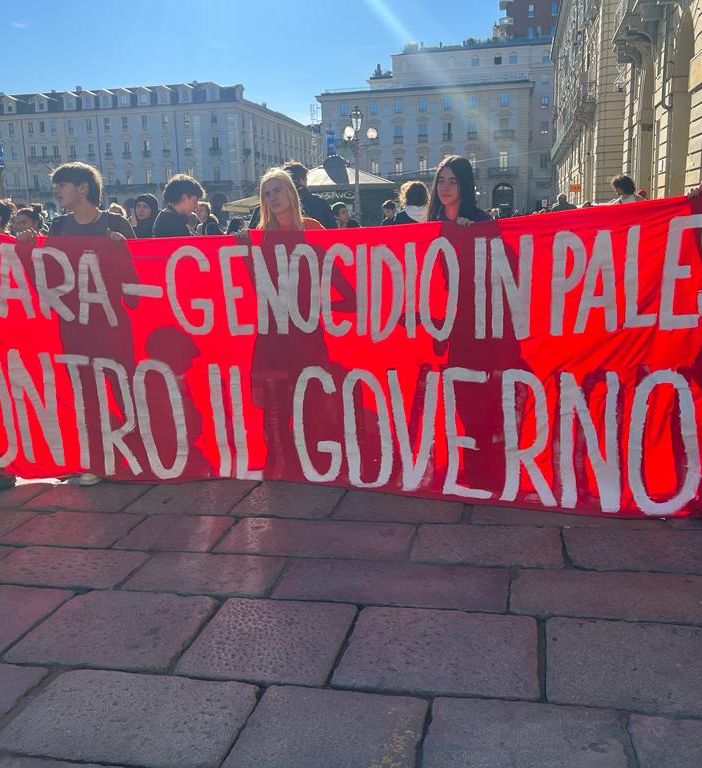Sciopero generale, corteo studenti al grido “Free Palestine” [video]