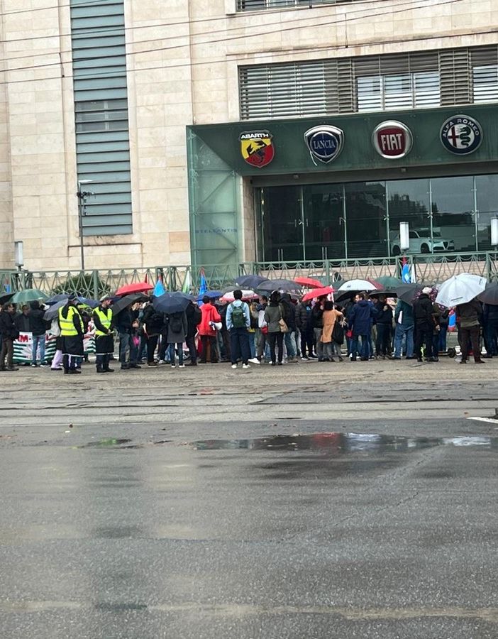 Carrozzerie Mirafiori, i lavoratori in cassa integrazione si riuniscono all'aperto davanti alla porta 5 [video]