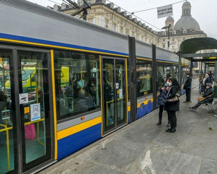Torino, controlli sui mezzi pubblici per green pass e mascherina: uomo denunciato per resistenza e lesioni