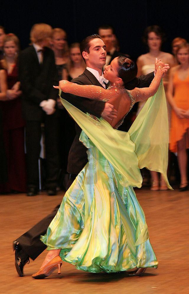 Il ballo da sala – scandito sui ritmi del valzer lento, del tango e del foxtrot - deriva dal Ballroom di stile internazionale, ma è ormai profondamente radicato nella tradizione del nostro Paese.