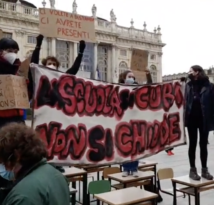 Torino, piazza Castello: protesta degli studenti contro la didattica a distanza