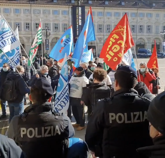 I lavoratori ex Embraco  in piazza San Carlo sotto gli uffici di Intesa Sanpaolo