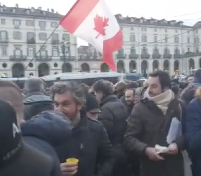 Torino, piazza Vittorio, manifestazione no green pass