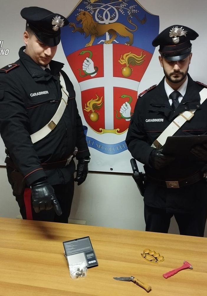 Fermato mentre accende petardi e fuochi di artificio in mezzo alla strada, nei guai un ventenne egiziano