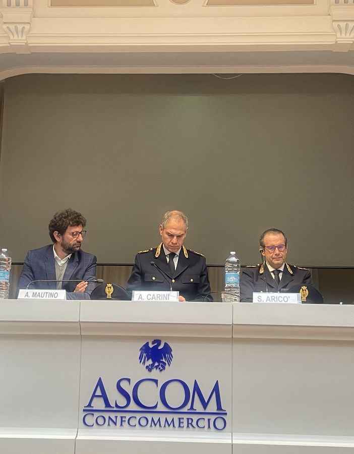 Forze dell'ordine e operatori dei locali notturni al tavolo di confronto organizzato da Epat Ascom e Silb. La volontà di cooperare su programmi di sensibilizzazione diretti ai giovanissimi