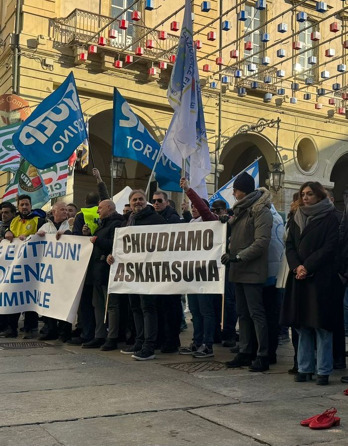 «Basta violenze contro di noi», in centro a Torino sfilano le Forze dell'Ordine