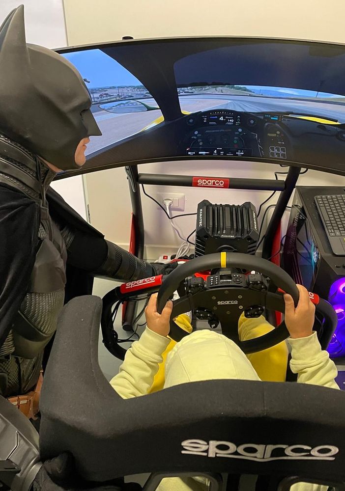 I bimbi di Ugi sfrecciano a Monza con il simulatore donato da Sparco
