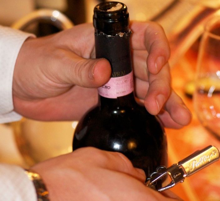 Vino contraffatto venduto con false etichette di pregio, il Carabinieri del Nas arrestano sei persone