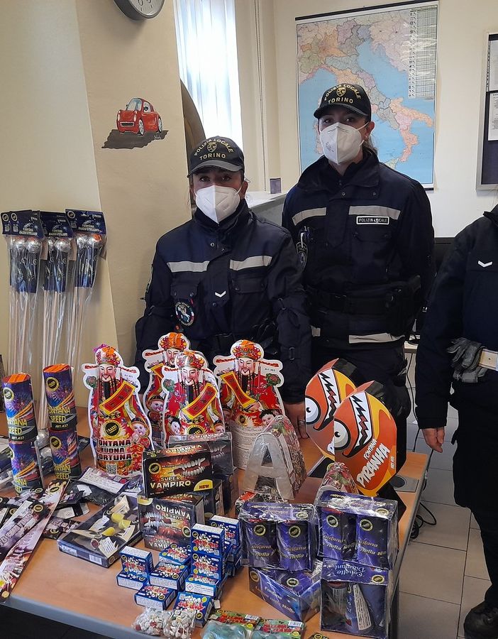 Sequestrati fuochi pirotecnici a Porta Palazzo, erano venduti abusivamente