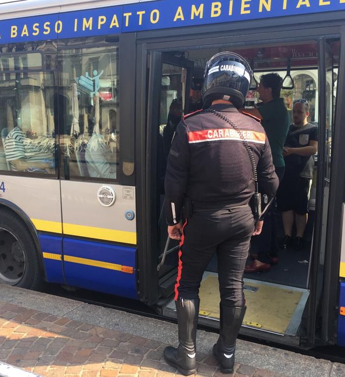 Rapina con coltello a una donna che aspetta autobus: arrestati, bottino recuperato