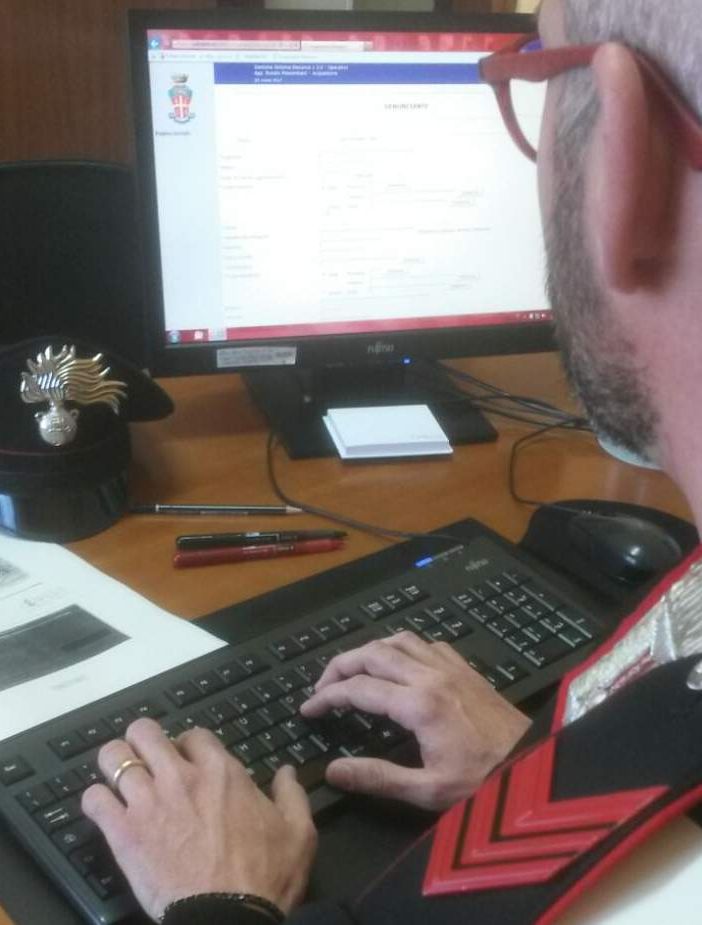 Gruppo  WhatsApp con violenti contenuti pedopornografici sui cellulari di ragazzini 13enni: le indagini da Siena a Rivoli