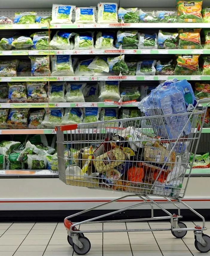 Consumi: il caro prezzi svuota il carrello della spesa, si spende di più per mangiare meno ed è ricerca del low cost