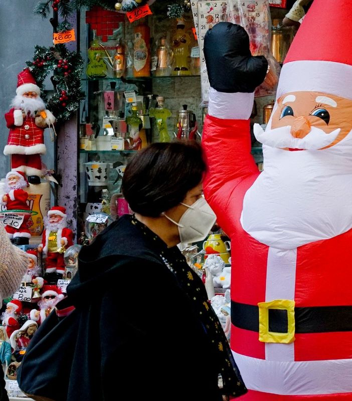 Torino, firmata l'ordinanza: shopping natalizio con mascherina