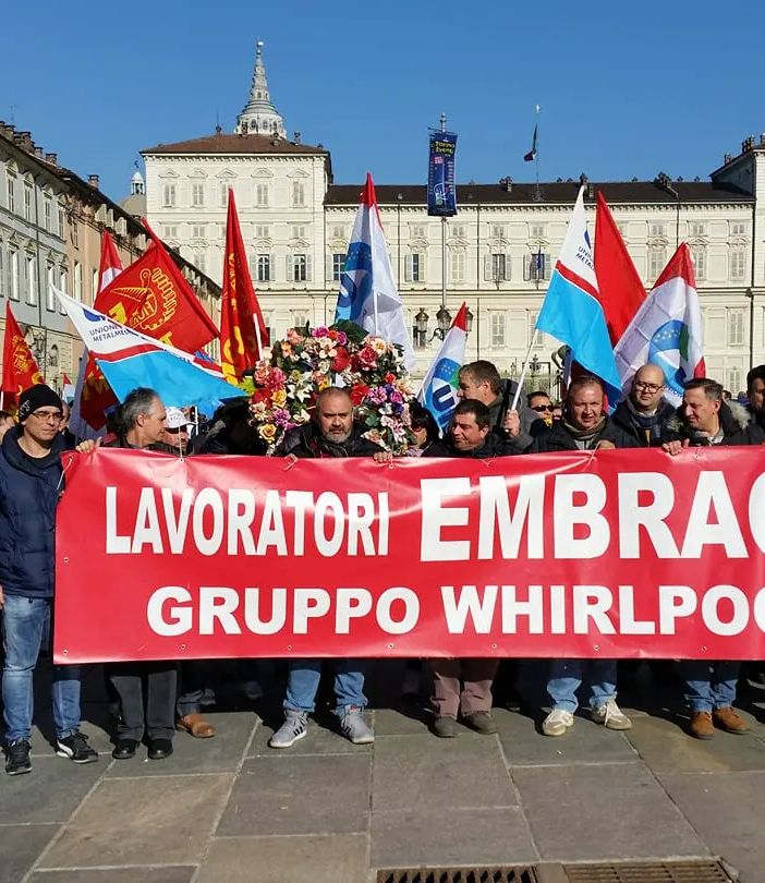 Crisi industriali, un copione che si ripete sulle spalle dei lavoratori: “Prima le promesse poi diventiamo fantasmi”