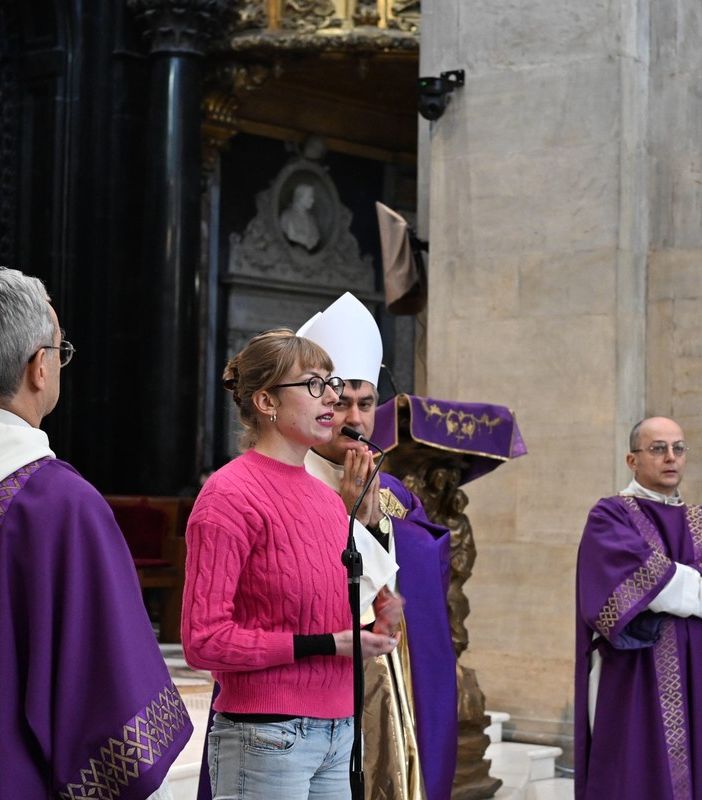 Attivisti di Extinction Rebellion interrompono la messa nel Duomo di Torino per leggere passi dell'enciclica del papa