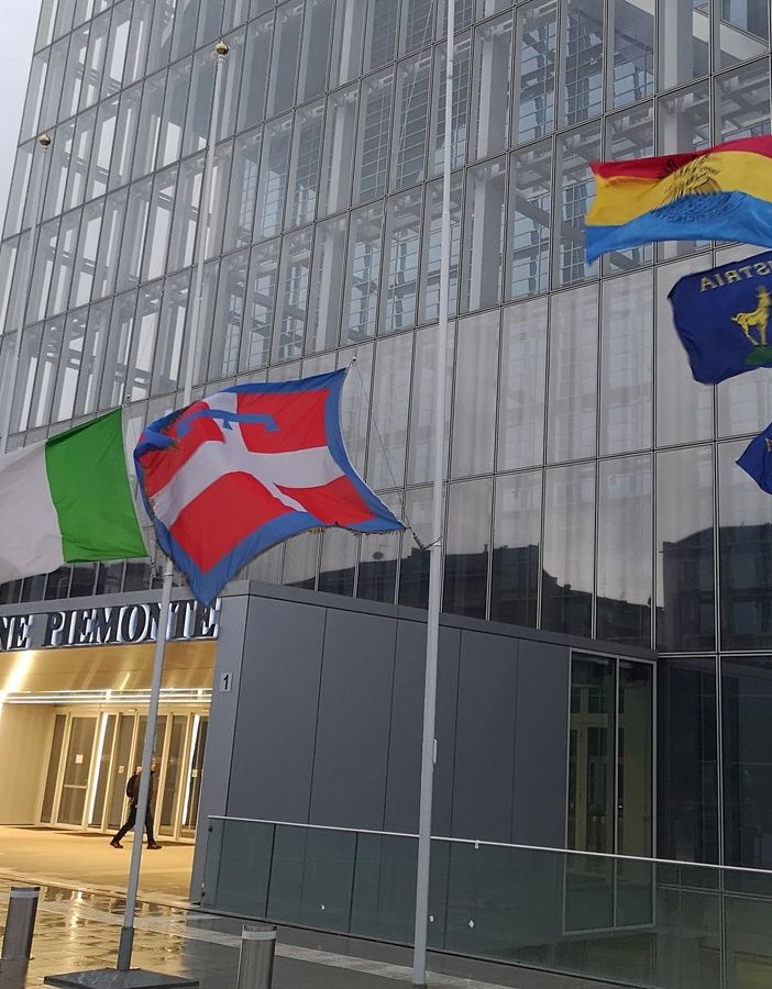 10 febbraio, Foibe: issate al grattacielo della Regione le bandiere simbolo dell'esodo dal confine orientale