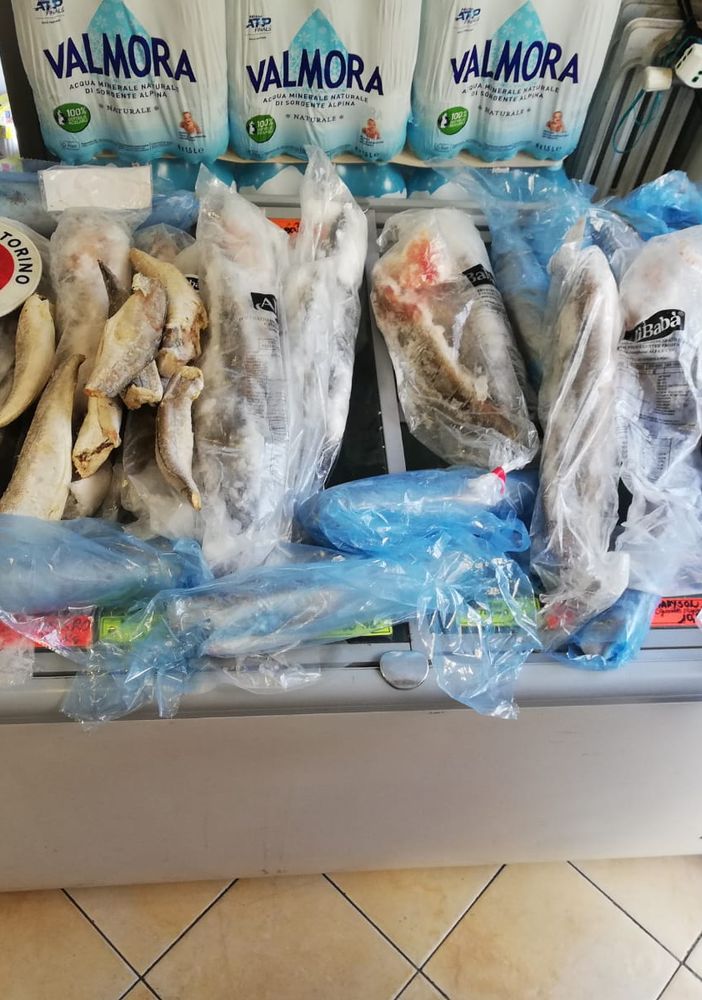 Minimarket in Aurora e Barriera di Milano, carne e pesce mal conservati: sequestrati