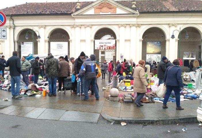 A Torino il mercatino dove ci si scambia la povertà. Di Riccardo Ruggeri*