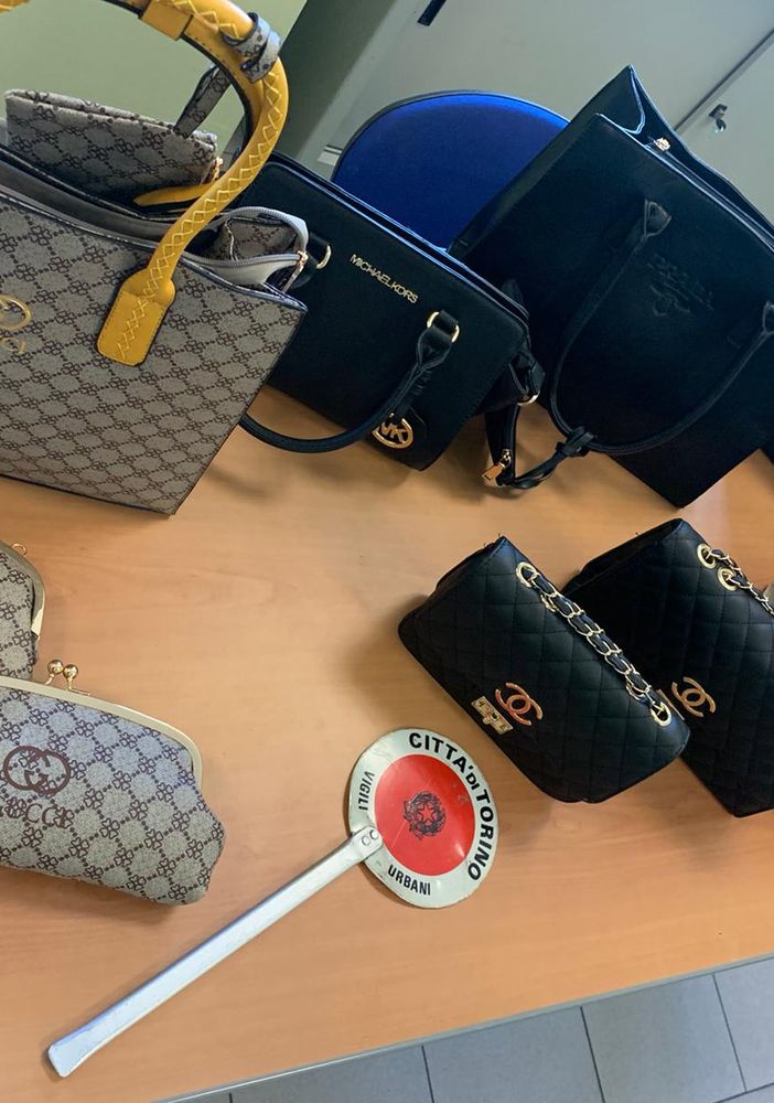 Torino, piazza Foroni: sequestro di abbigliamento e marchi contraffatti