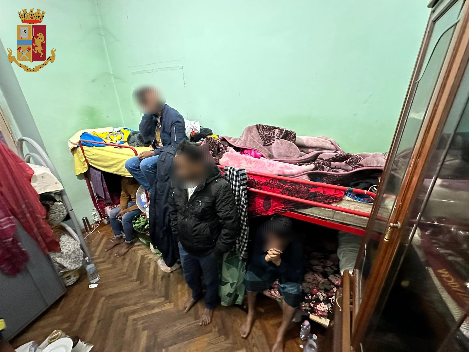 28 bengalesi stipati in due alloggi, i letti a castello occupavano tutto lo spazio