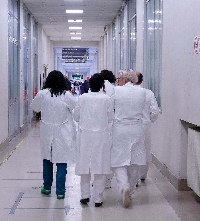 Perchè i sanitari hanno bisogno dell'obbligo alla terza dose?