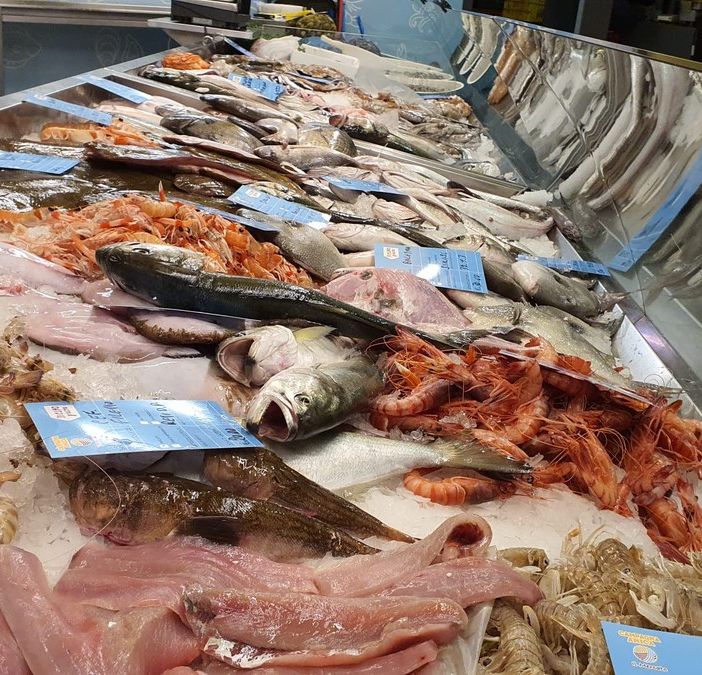Più prodotti “primo prezzo”, meno carne e pesce:  l’inflazione (e la speculazione) cambia il carrello della spesa