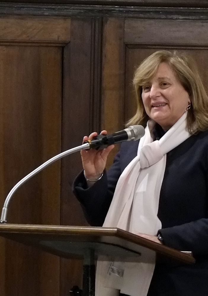 Gianna che sostiene tesi e illusioni per le elezioni regionali