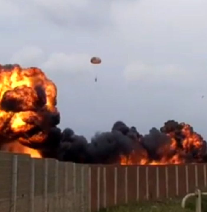 Si schianta a Caselle un aereo delle Frecce Tricolori, muore bimba di 5 anni [video]