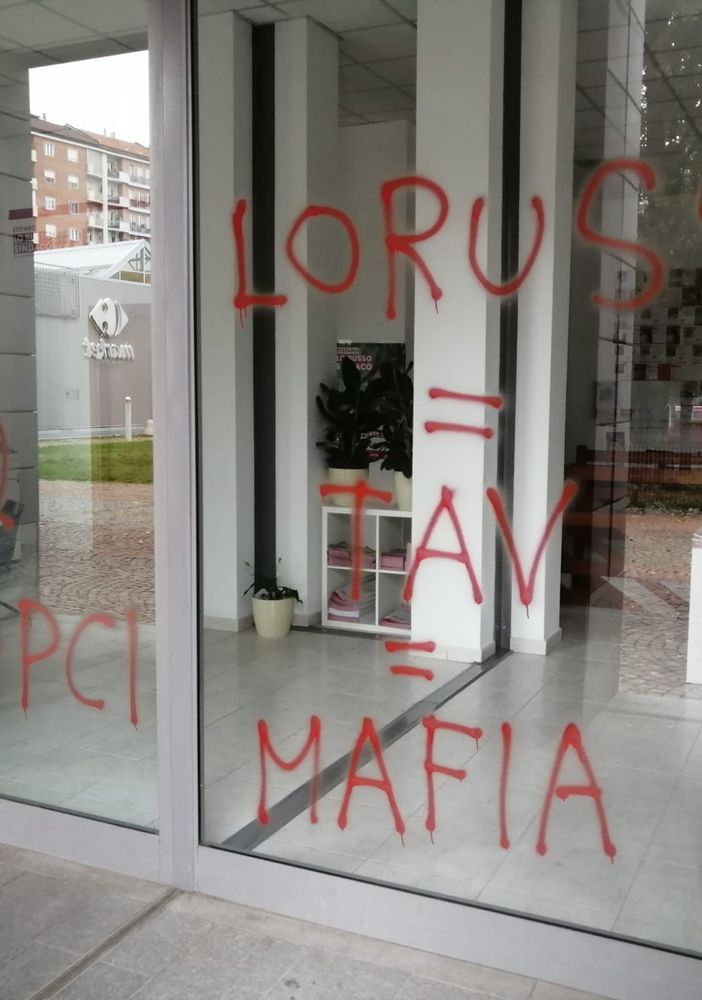 Torino, imbrattata la sede del comitato elettorale di Stefano Lo Russo
