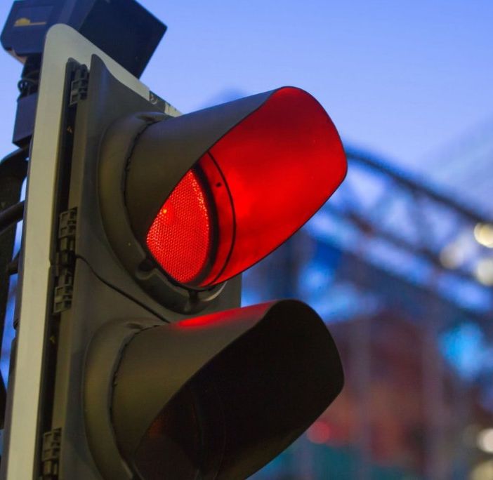 Passaggio col rosso, niente multa se il Comune non prova che il rilevatore automatico è omologato. Di Carlo Manacorda*
