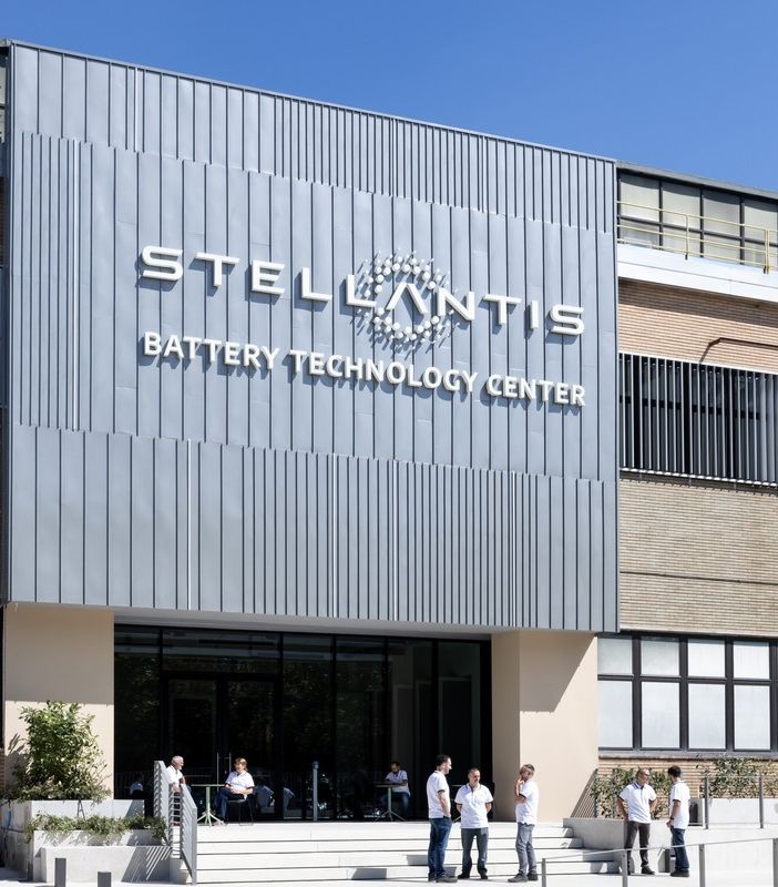 Stellantis inaugura a Torino in Italia il suo primo Battery Technology Center